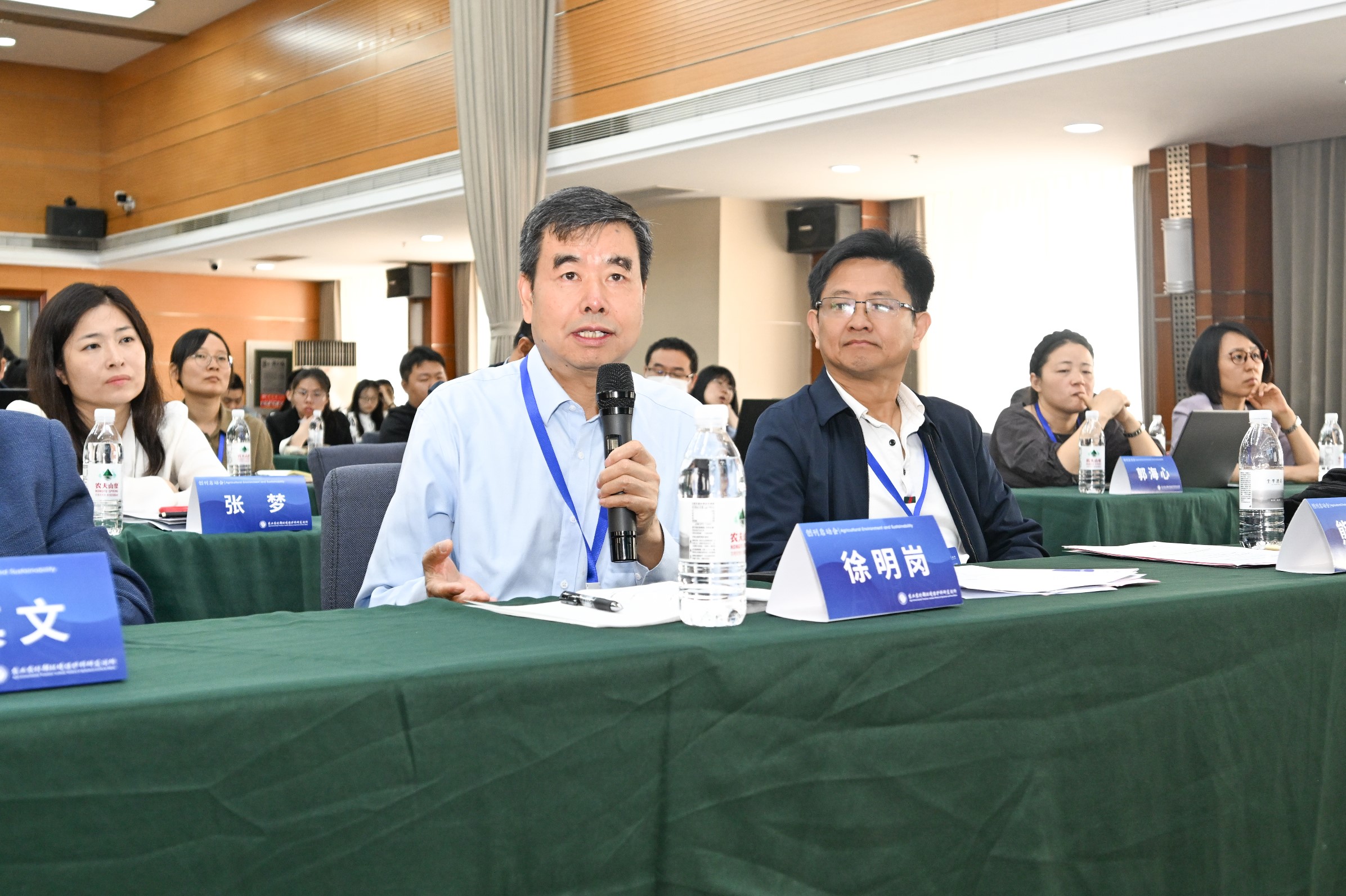 前沿学术会新闻稿照片2.jpg